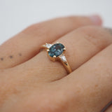 Bague ovale saphir Montana avec diamants couleur champagne