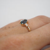 Bague ovale saphir Montana avec diamants couleur champagne