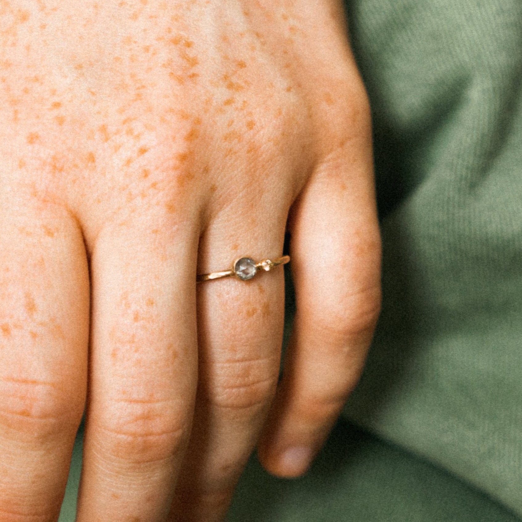 Bague diamant sel et poivre avec diamant champagne décalé